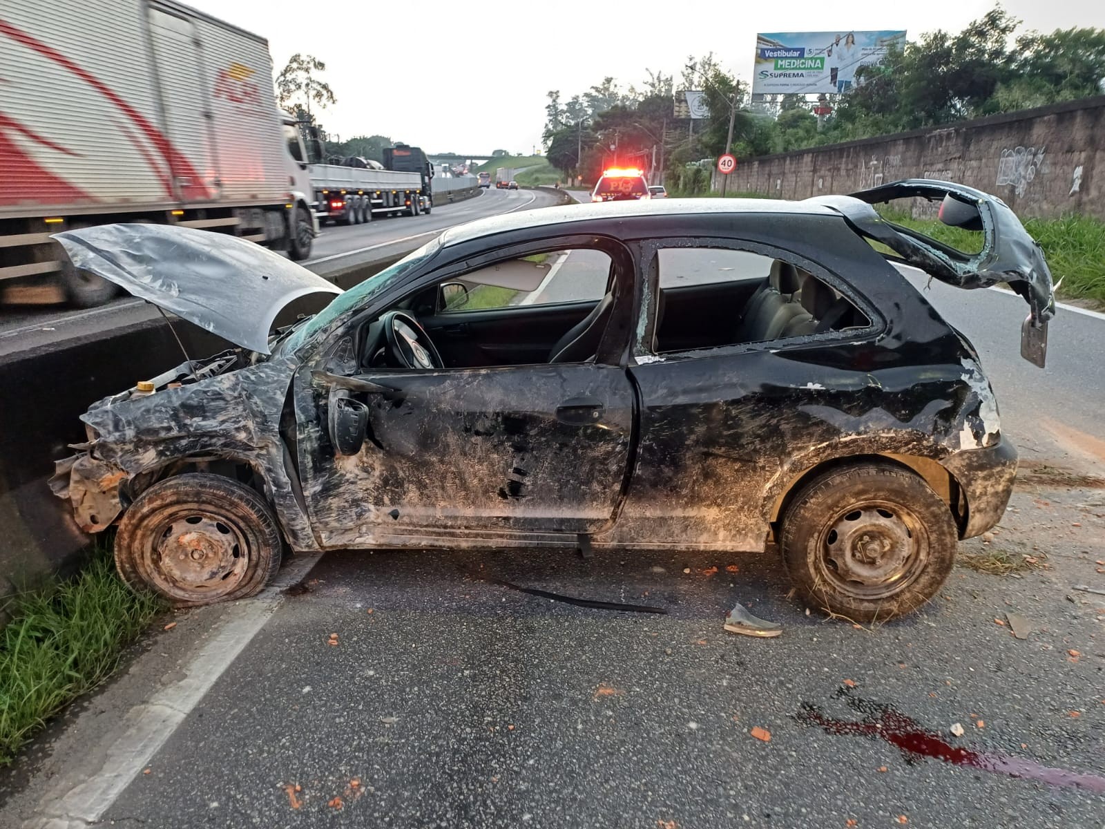 Motorista fica gravemente ferido ao bater com carro contra mureta de concreto na Via Dutra, em Resende