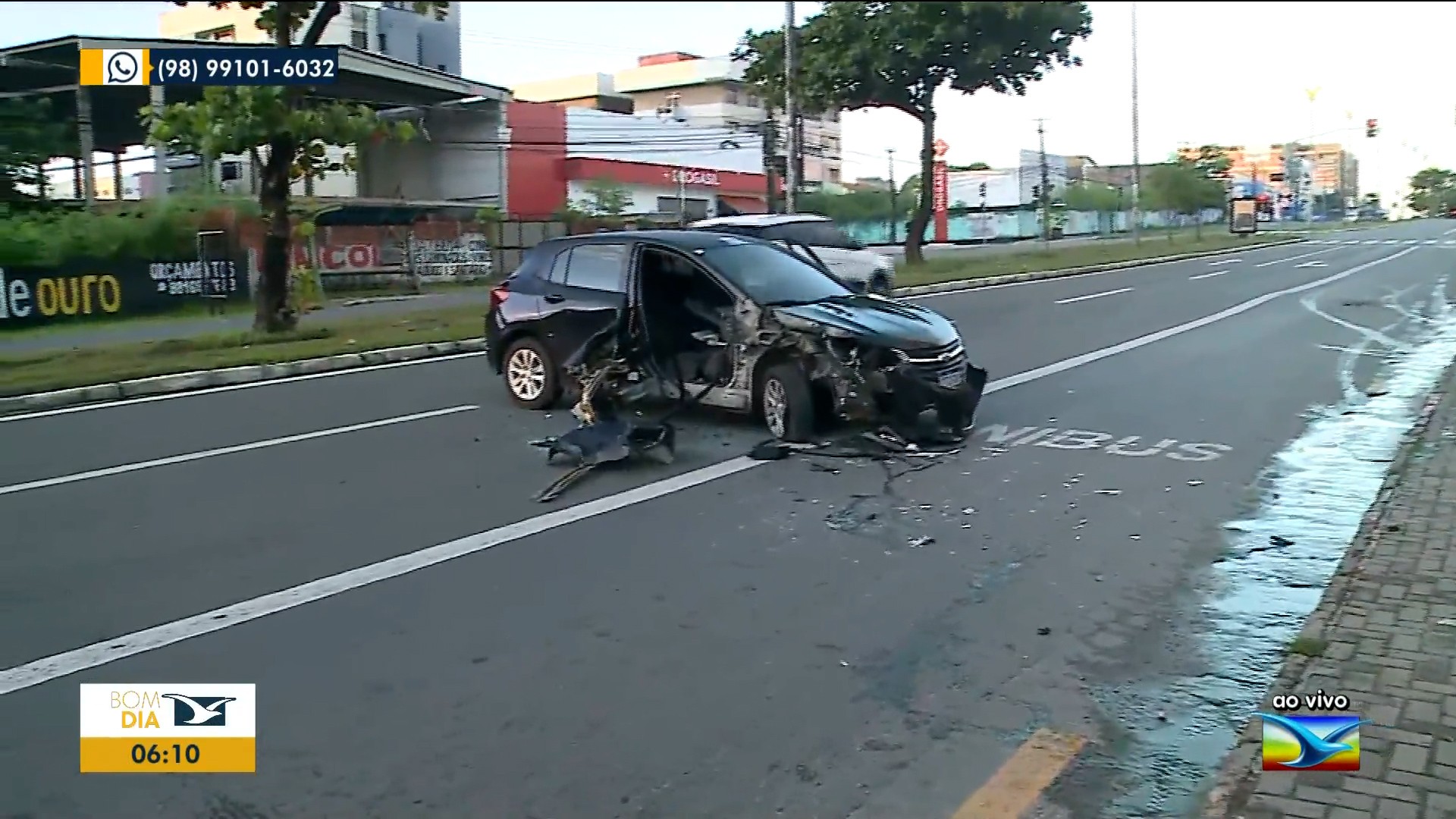 Carro fica destruído após colidir contra carreta na Avenida Colares Moreira, em São Luís