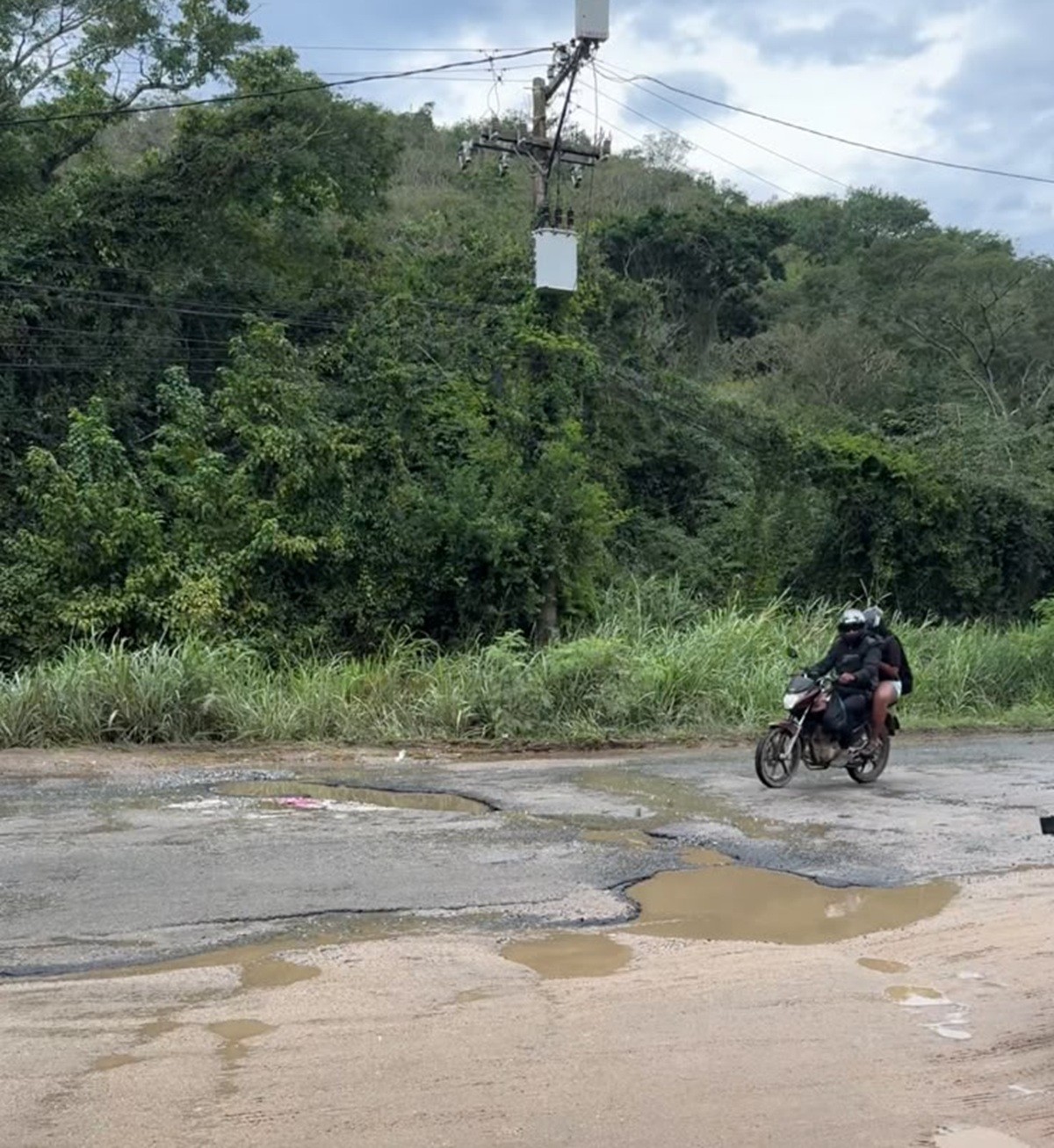 Moto cai em buraco, passageira é arremessada e morre atropelada por carro em Cabo Frio 