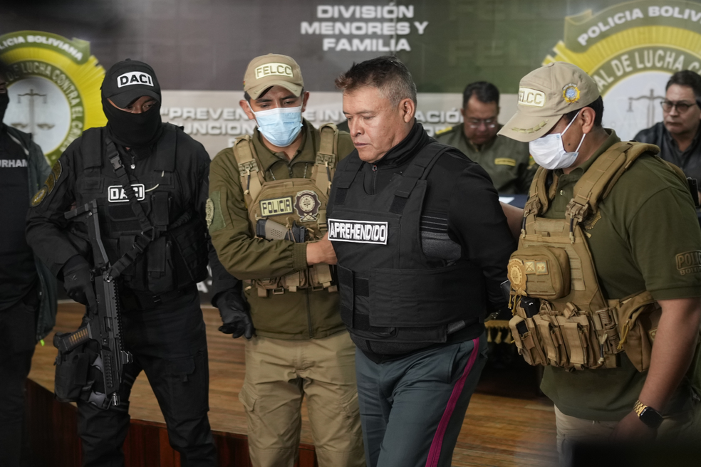 Juan José Zúñiga é apresentado após prisão por tentativa de golpe de Estado, na Bolívia — Foto: Juan Karita/AP