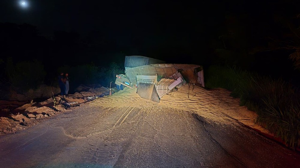 Coromandel: carreta com 38 toneladas de soja tomba após 'efeito canivete' e interdita MG-188