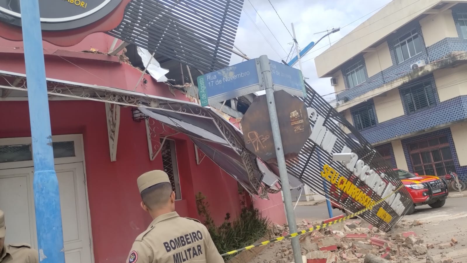 Parte de churrascaria desmorona na Gameleira, em Rio Branco