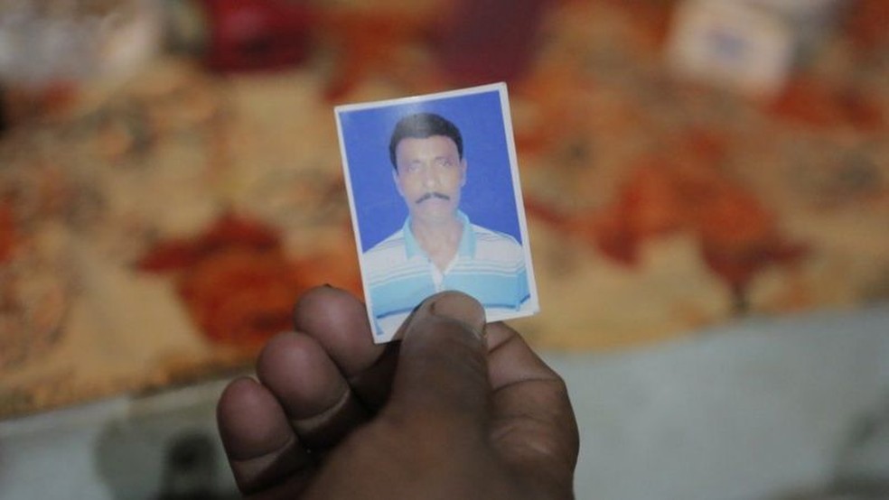 Abdullah deixou esposa de três décadas, Rehana, e filho do casal, Masood — Foto: SALMAN SAEED via BBC