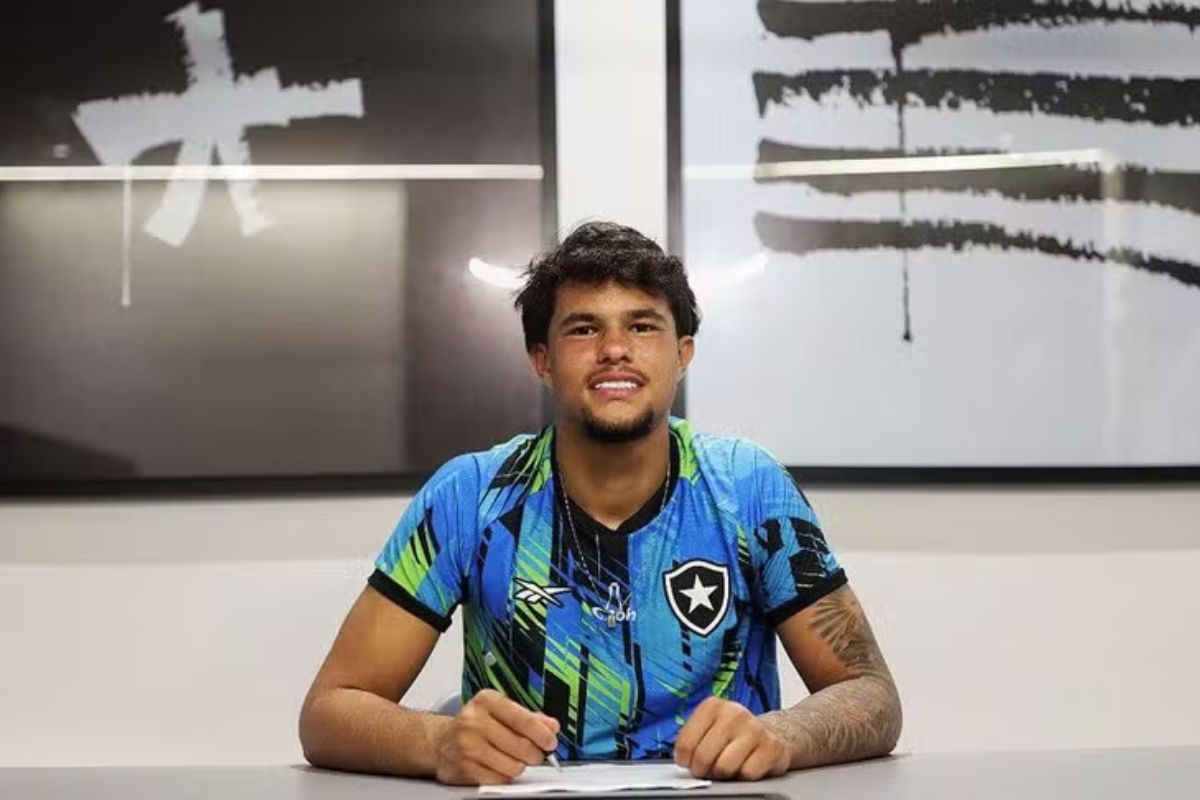 Bruninho Samudio assina 1º contrato profissional com Botafogo, e avó comemora: 'É sobre resistência'