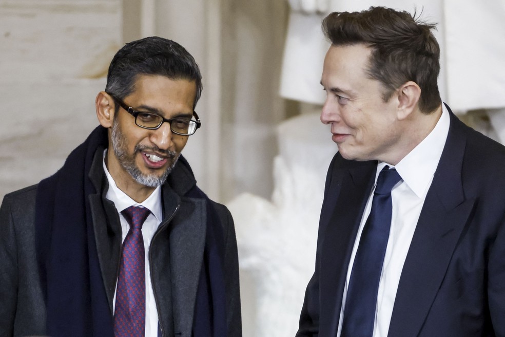 Sundar Pichai (Google) na posse de Donald Trump, ao lado de Elon Musk (Tesla, Space X e X) — Foto: SHAWN THEW / POOL / POOL / AFP