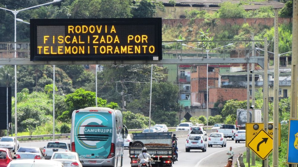 Trecho da BR-324, em Salvador, tem interdições para troca de painel de mensagens da rodovia — Foto: Divulgação/VIABAHIA