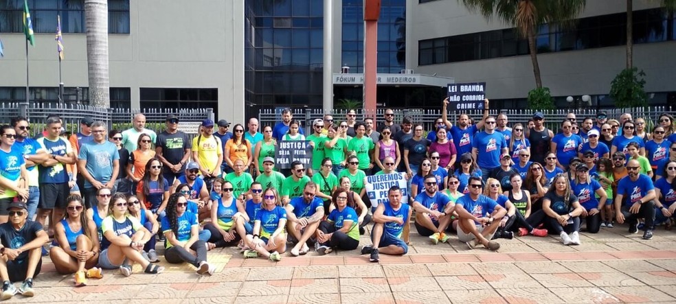 Corredores e amigos de Danielle fazendo manifestação em frente ao Fórum de Campo Grande. — Foto: Nadyenka Castro
