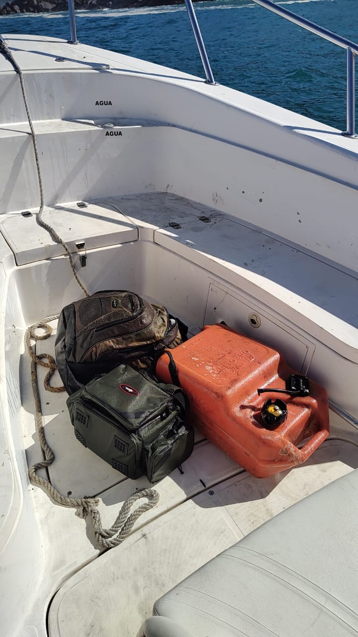 Bombeiros encontram mochilas em mar de Ilhabela e creem que sejam de pescadores desaparecidos