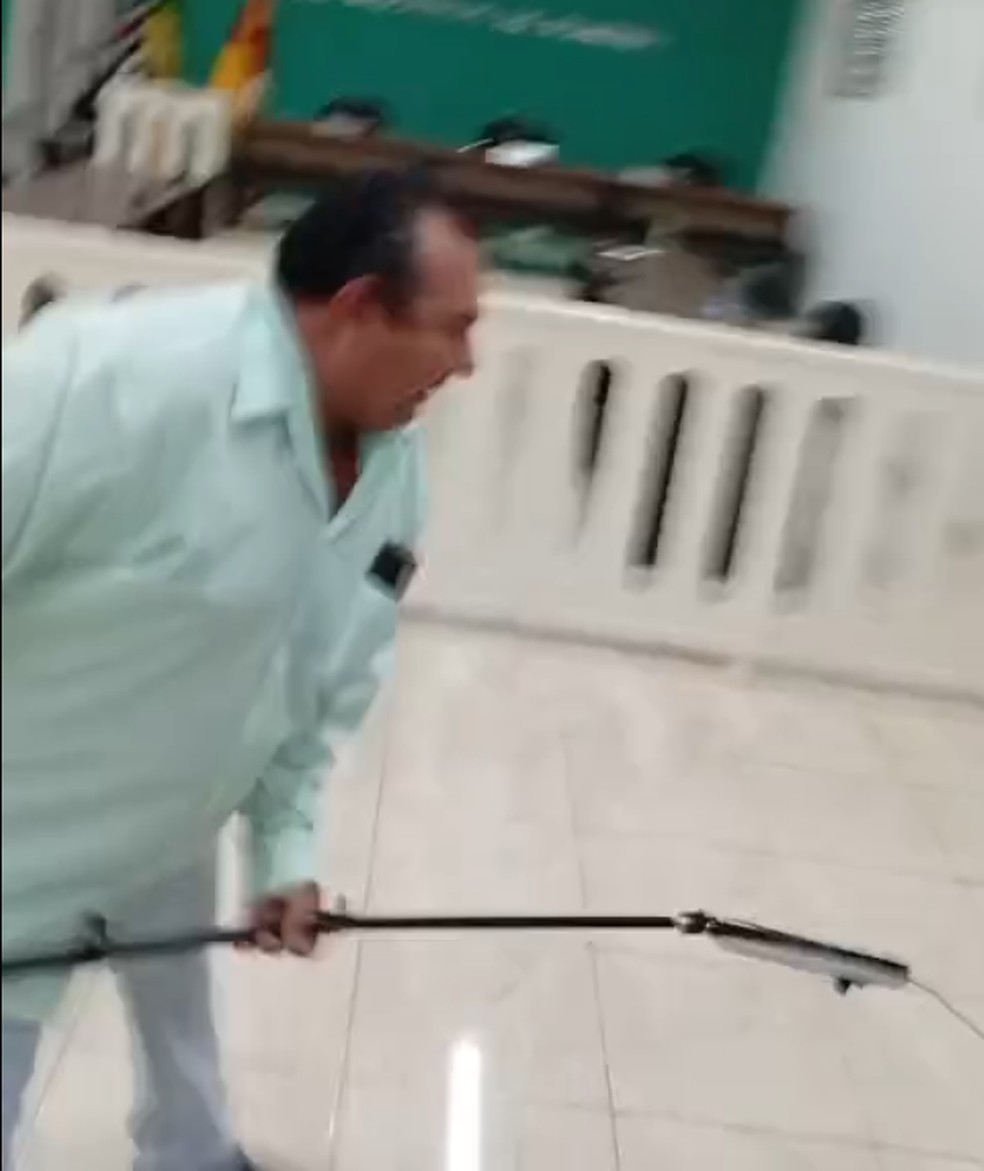 Presidente da Câmara desferiu cadeirada contra ex-vereador, em Indiana (SP) — Foto: Anderson Aparecido de Oliveira