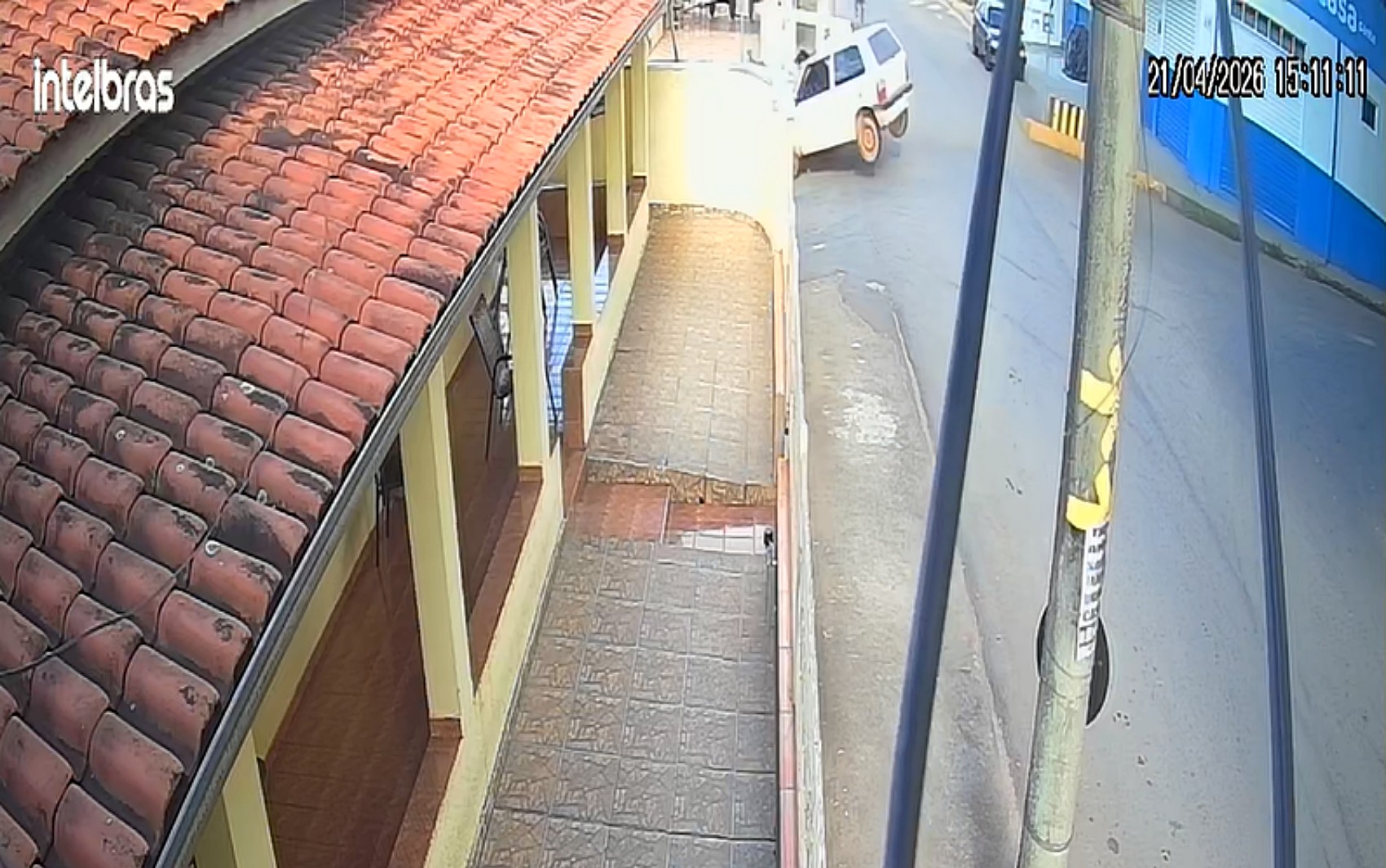 VÍDEO: Mãe e filha ficam feridas após carro desgovernado atingir poste em MG