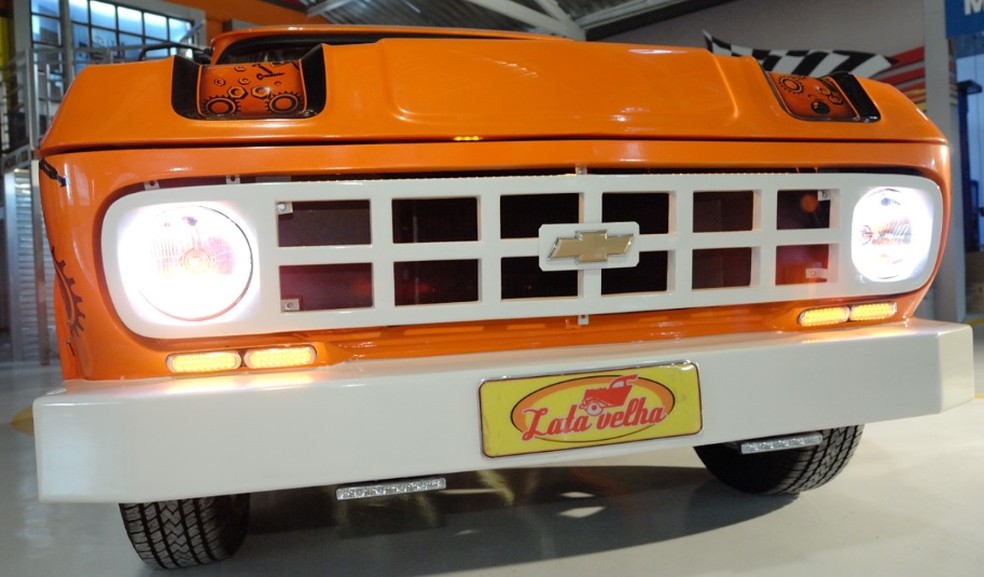 Para ganhar o carro reformado, Chester precisou se apresentar como Freddie Mercury — Foto: Reprodução/TV Globo