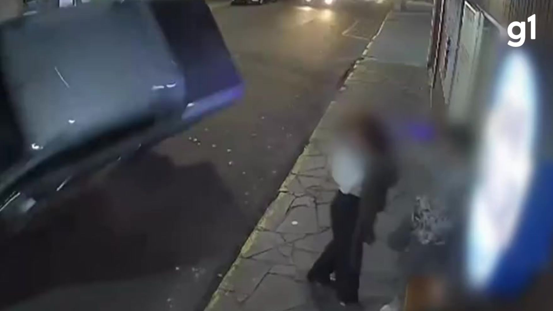 VÍDEO: Caminhonete capota e quase atinge grupo de jovens em calçada no RS