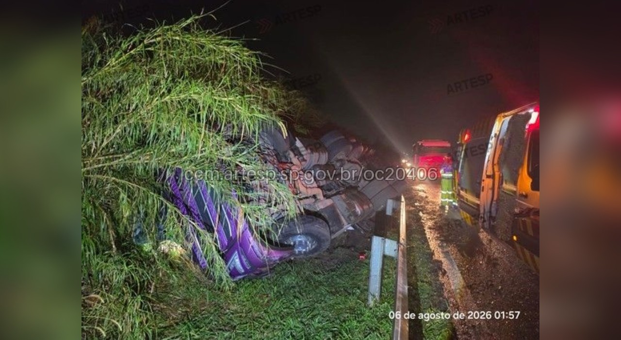 Carreta tomba, espalha toneladas de piso e danifica postes na Rodovia dos Bandeirantes em Jundiaí 