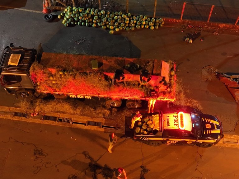 PRF prende 6 suspeitos de transportar 16 toneladas de maconha em caminhão de melancia em MS