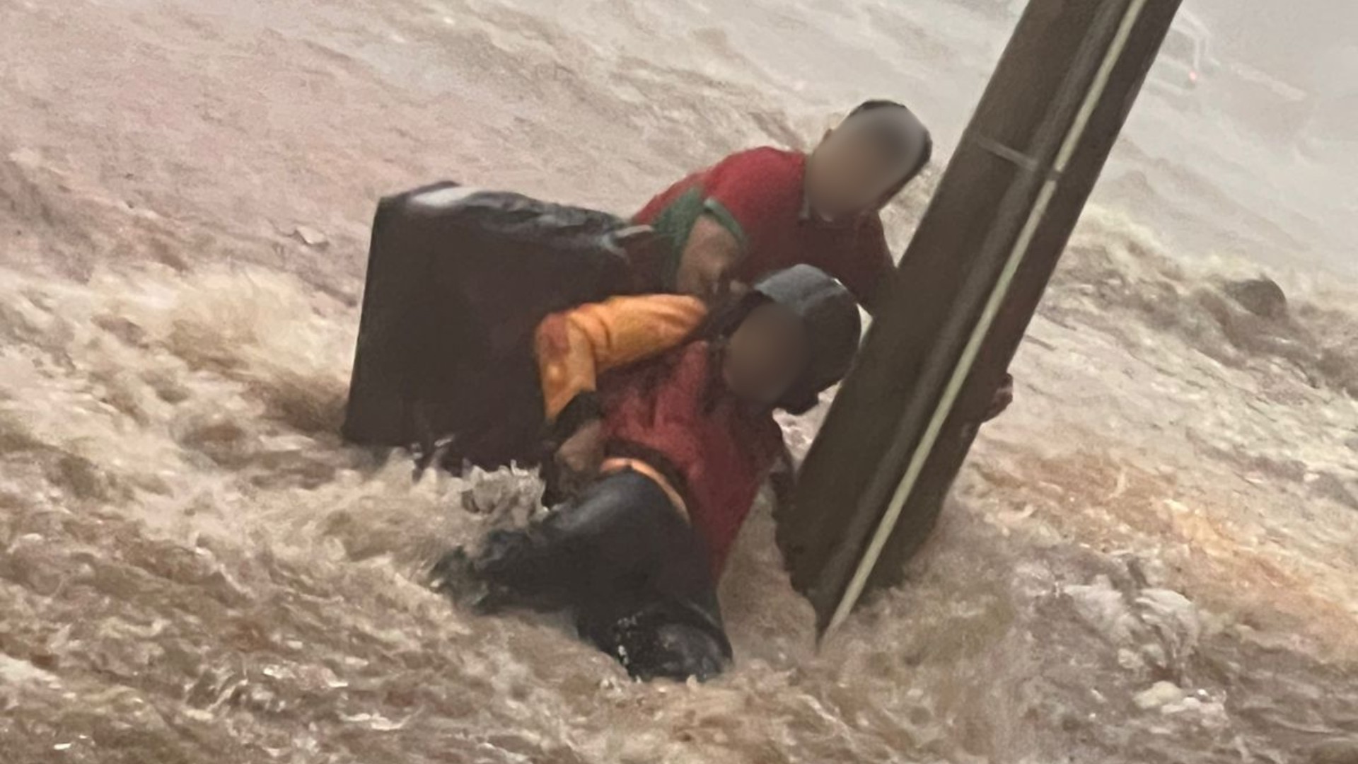 VÍDEO: Moradores se seguram em poste para não serem arrastados por enxurrada em MG