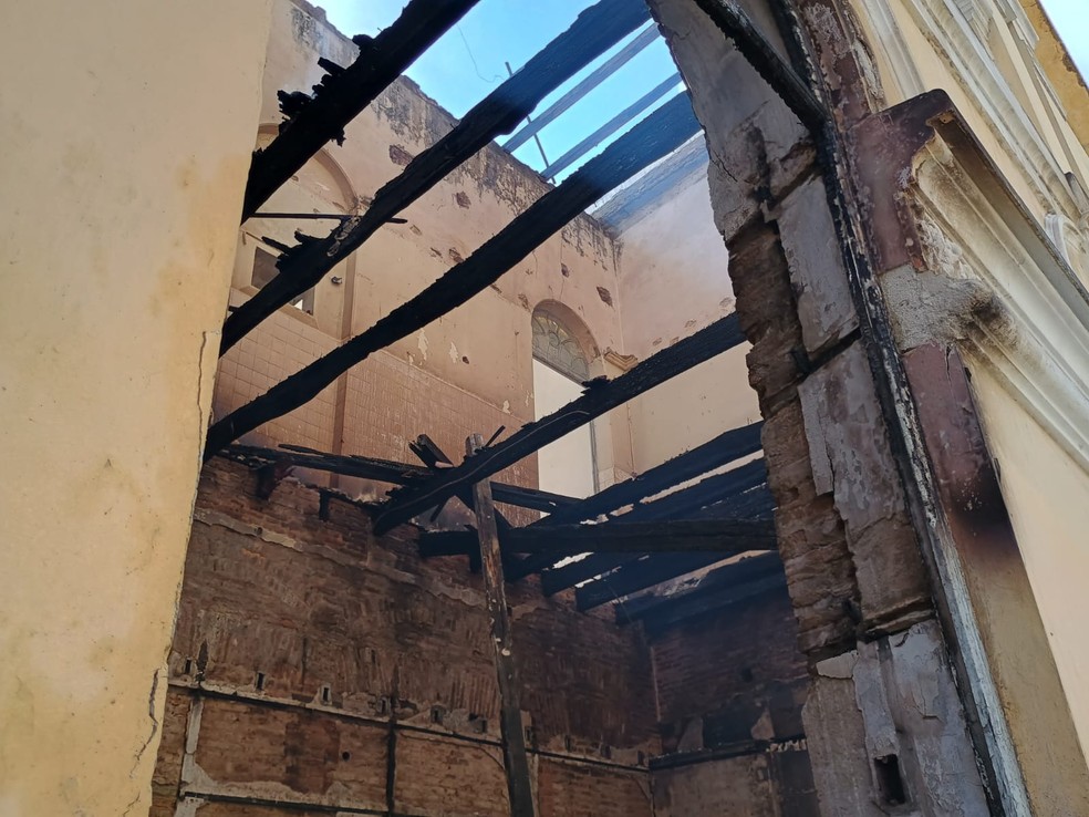 Parte da estrutura do prédio da Academia de Comércio, em João Pessoa, ficou destruído em incêndio — Foto: Ewerton Correia/TV Cabo Branco