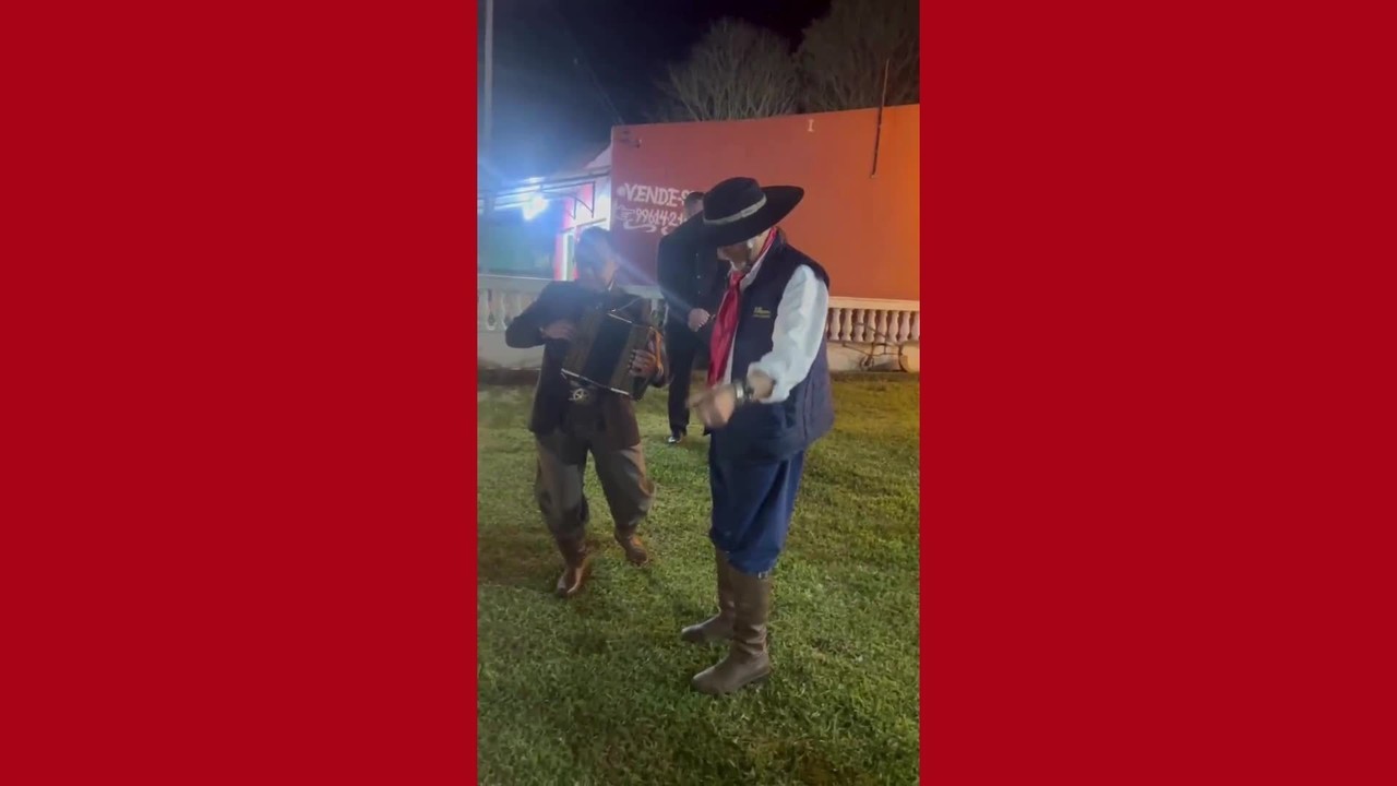 Com 130 bailes na Semana Farroupilha, São Borja tem até pocket show de Os Monarcas em fila de CTG
