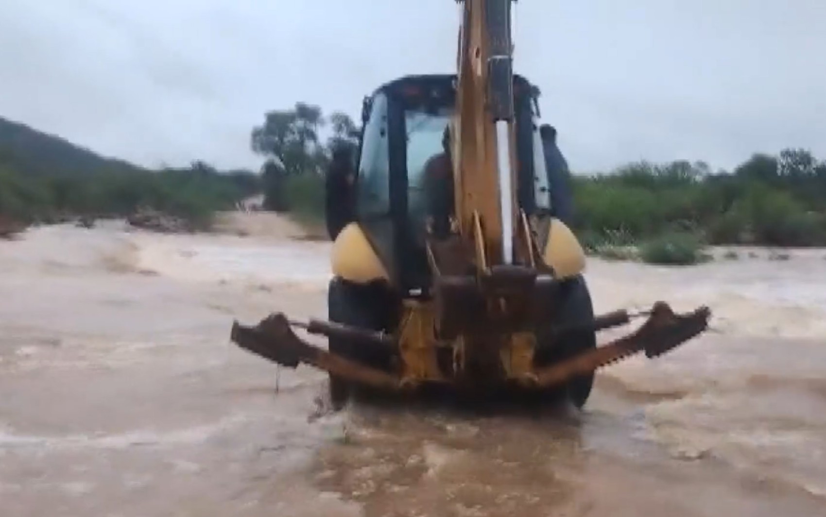 Durante temporal, mulher usa retroescavadeira para atravessar rio e ir até hospital para passar por hemodiálise