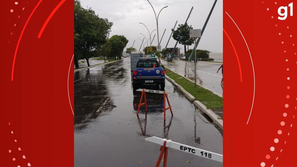 Banheiro qumico arrastado pelo vento para avenida na orla do Guaba, em Porto Alegre — Foto: Reproduo/RBS TV