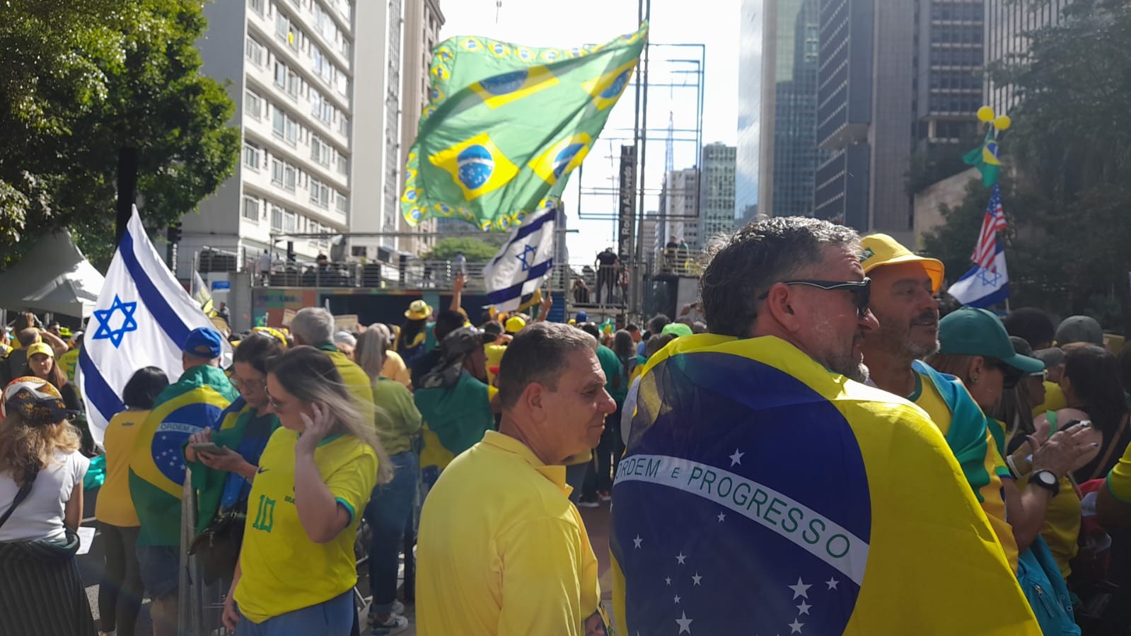 Manifestantes se reúnem na Avenida Paulista para ato em apoio a Bolsonaro