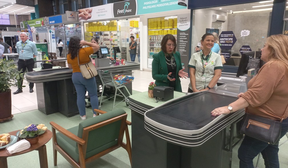 Mercado em Campinas (SP) criou caixa para cliente que quer bater-papo, sem pressa de passar as compras — Foto: Fernando Evans/g1