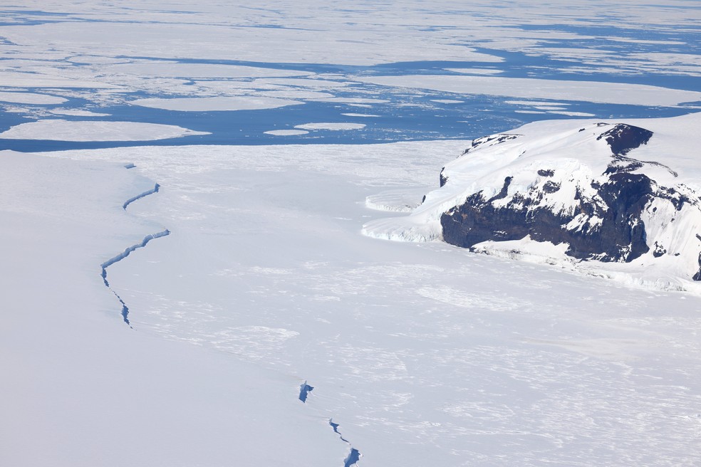 A Ilha Coulman, à direita, aparece ao lado do iceberg encalhado, à esquerda. — Foto: Myeongho Seo