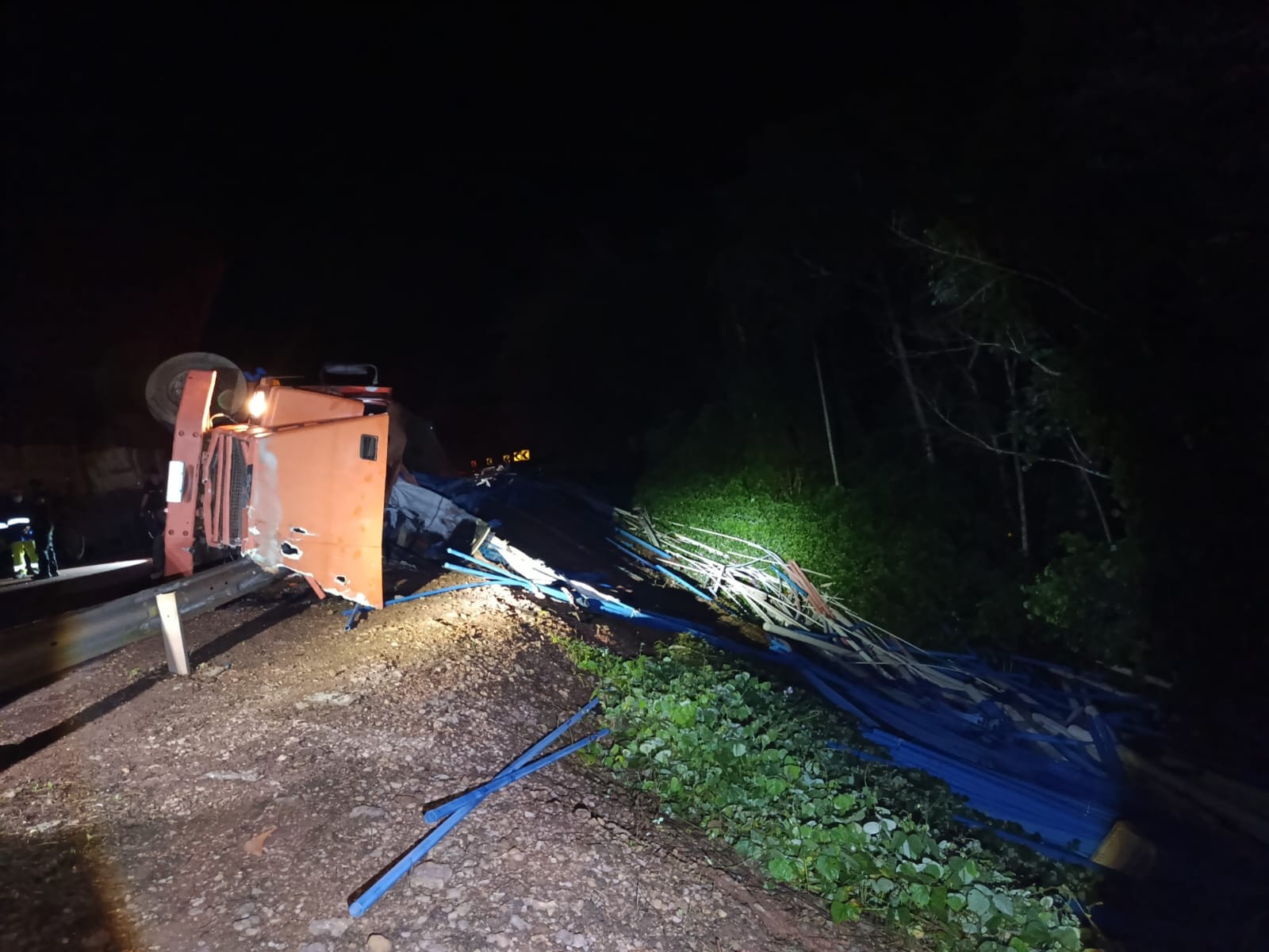 Motorista morre após caminhão tombar na BR-163, em Itaituba, no PA