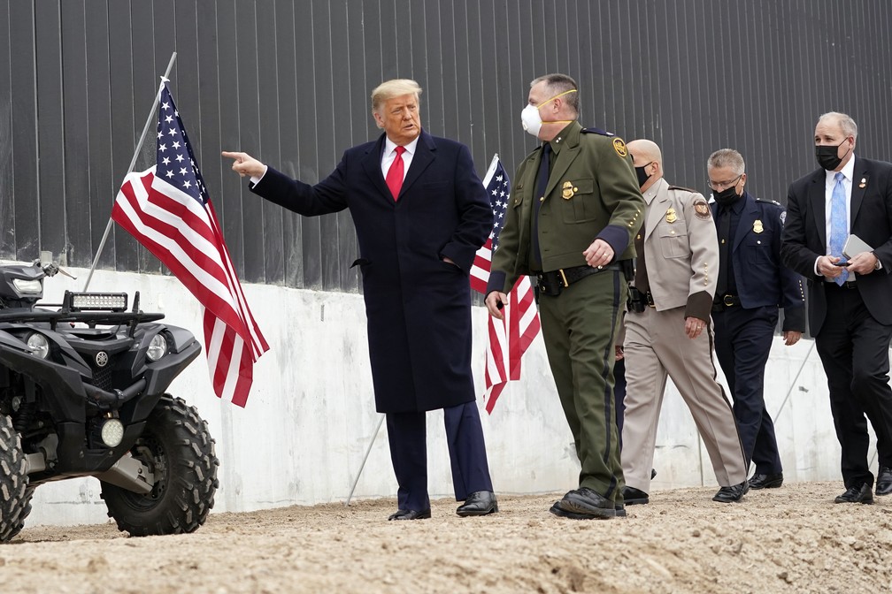 O próximo governo não pode derrubar este muro', diz Trump na fronteira com o México | Mundo | G1