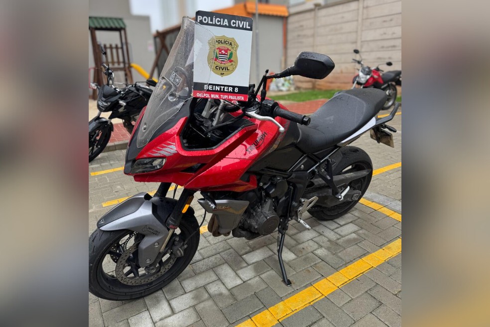 Motocicleta possivelmente comprada com dinheiro obtido em roubo foi apreendida durante a operação — Foto: Polícia Civil/Divulgação