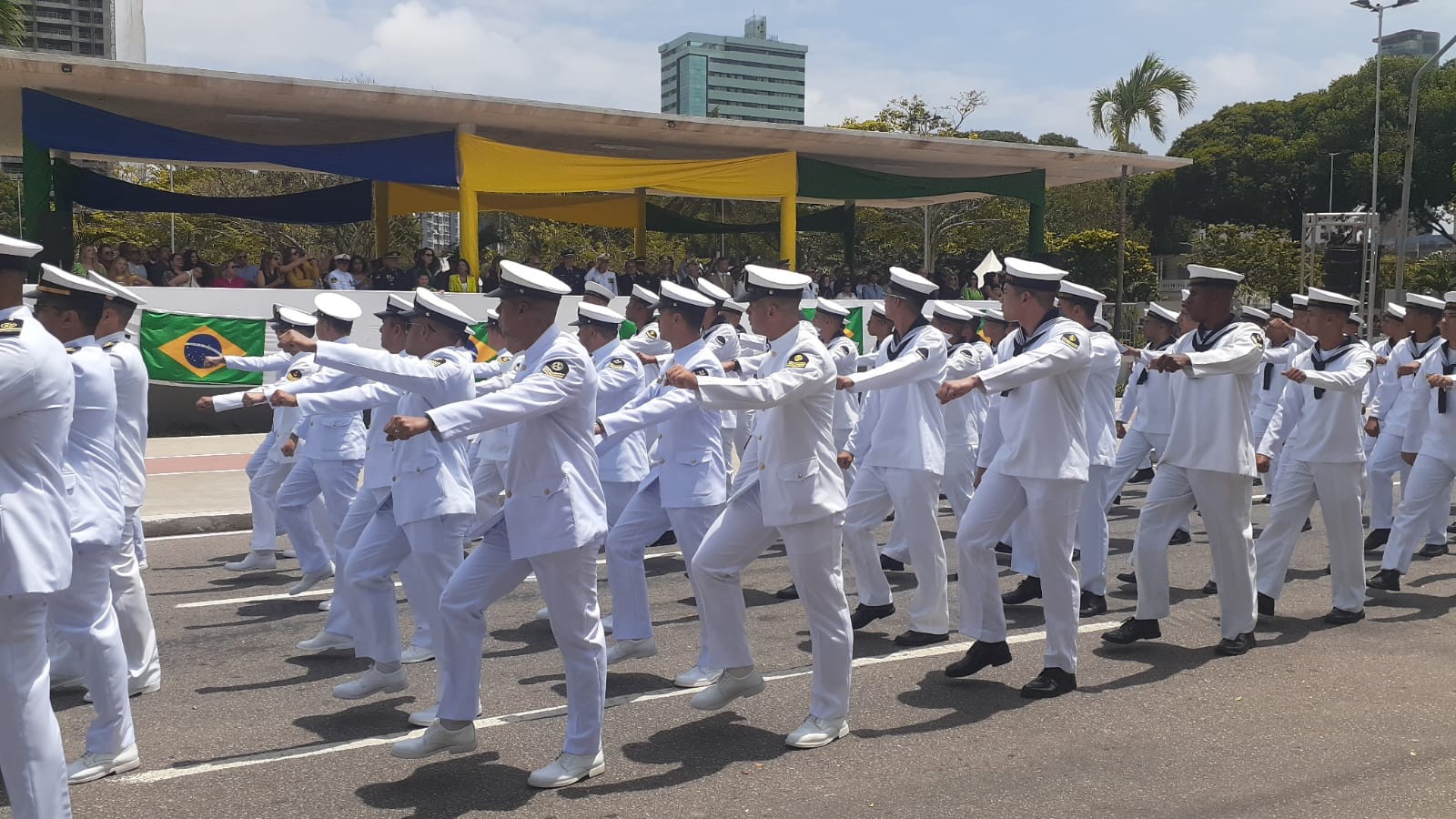 Natalenses acompanham desfile cívico em comemoração à Independência do Brasil