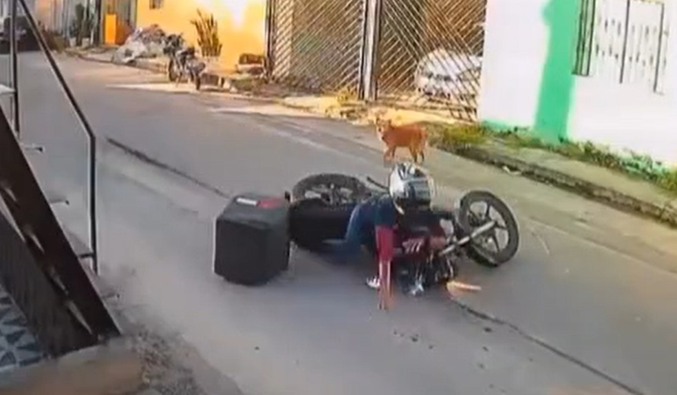 Motociclista cai em buraco e fica ferida na Zona Norte de Manaus — Foto: Foto: Reprodução/Redes Sociais