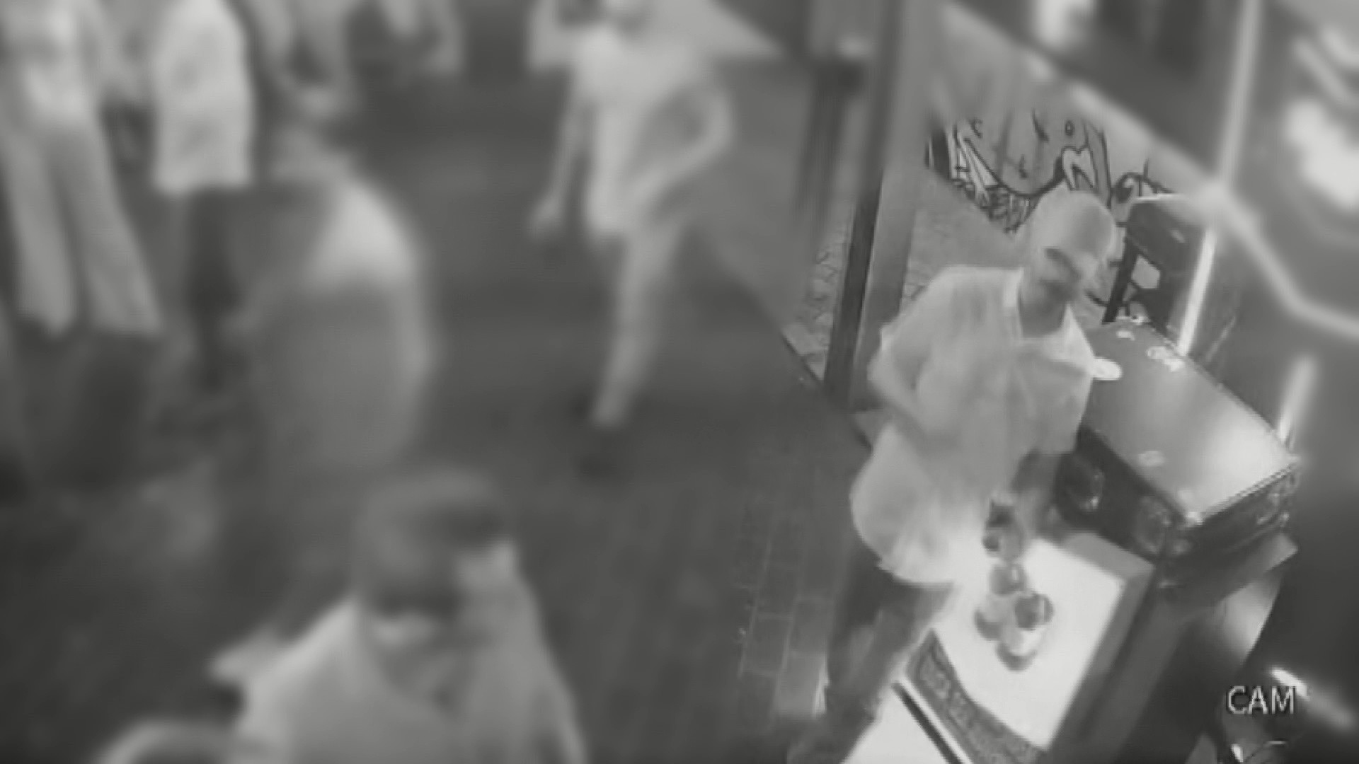 Vídeos inéditos mostram vereador comprando bebidas, cambaleando e dirigindo em alta velocidade antes de mentir em acidente