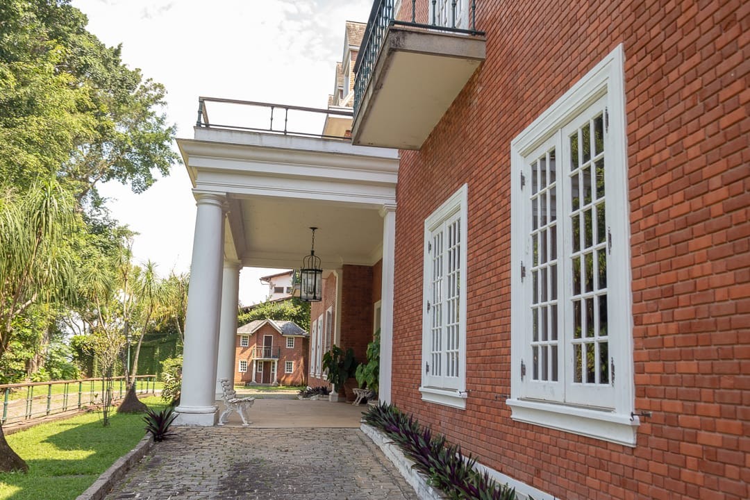 Detalhe da entrada da mansão mais cara do país, vendida por R$ 220 milhões