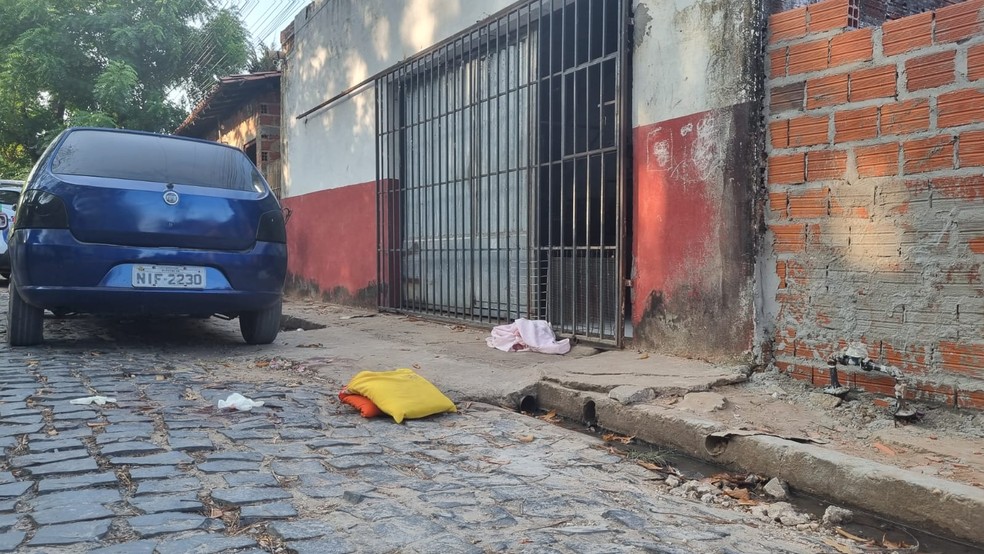 Homem é assassinado a tiros na casa ex-esposa, por trás do cemitério do Renascença, em Teresina — Foto: Pedro Lima/g1
