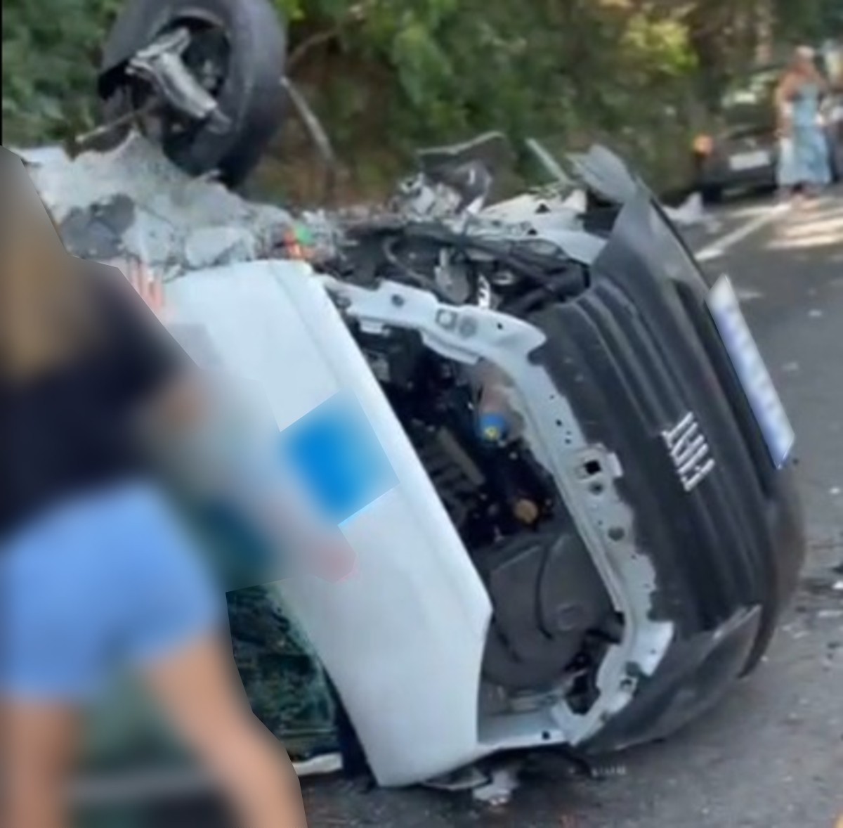 Acidente entre carro e ônibus deixa homem preso às ferragens em Angra dos Reis