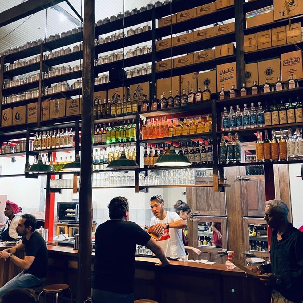 A cachaçaria atua com uma rede de 16 pequenos produtores — Foto: Casa Alvorada / Divulgação