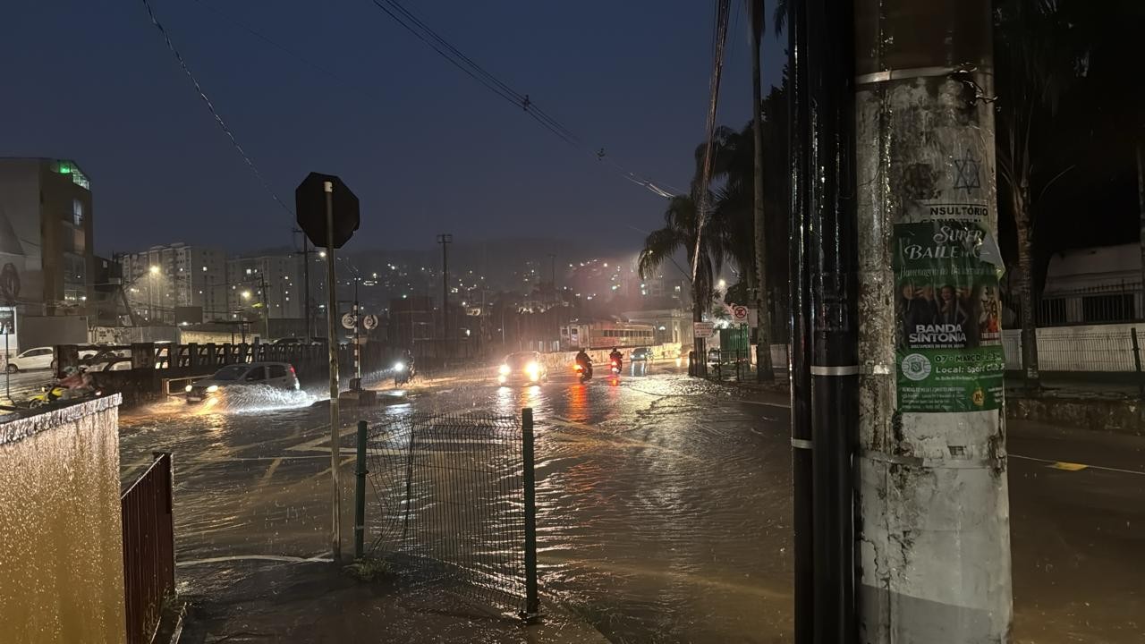 
Ruas alagam pelo segundo dia seguido após temporal em Juiz de Fora