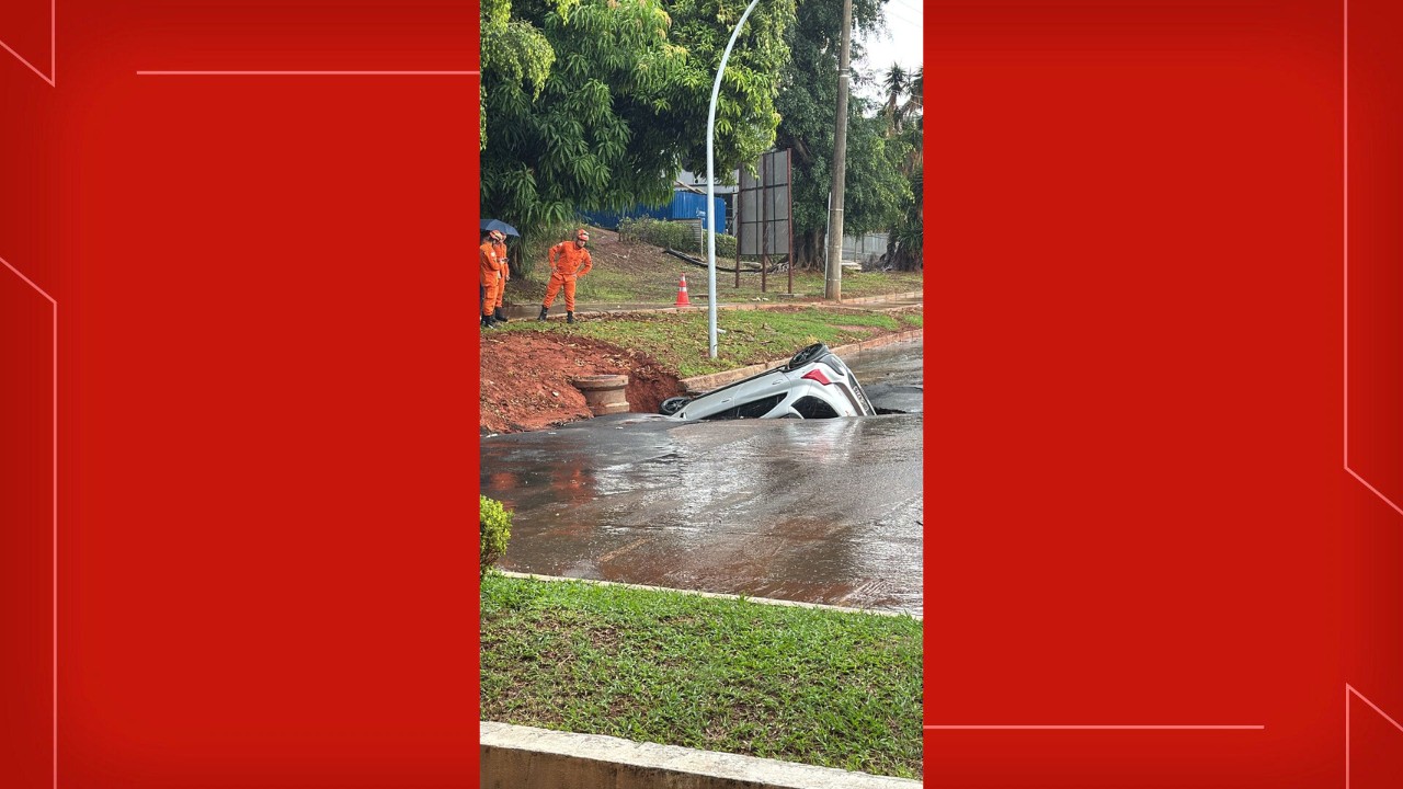 VÍDEO: carro é engolido por buraco em asfalto na Asa Norte, em Brasília