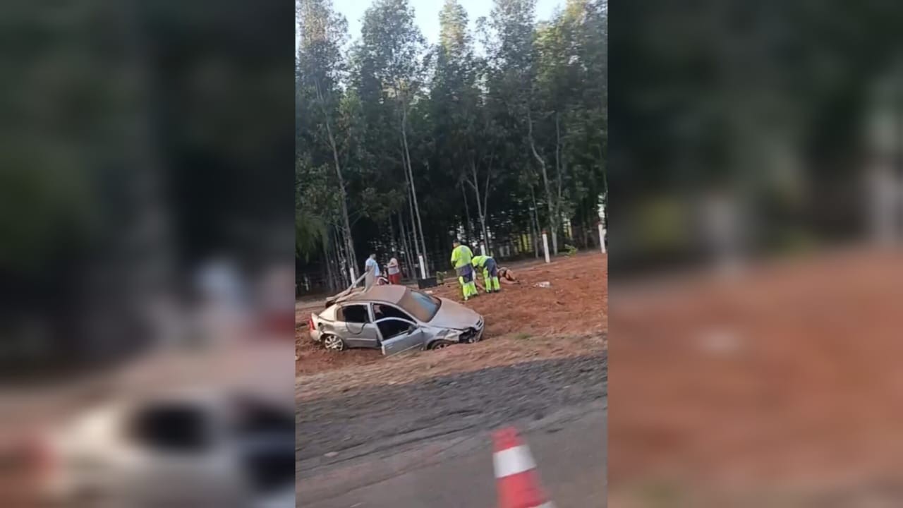 Mulher morre após ser arremessada de carro que capotou em rodovia de Penápolis