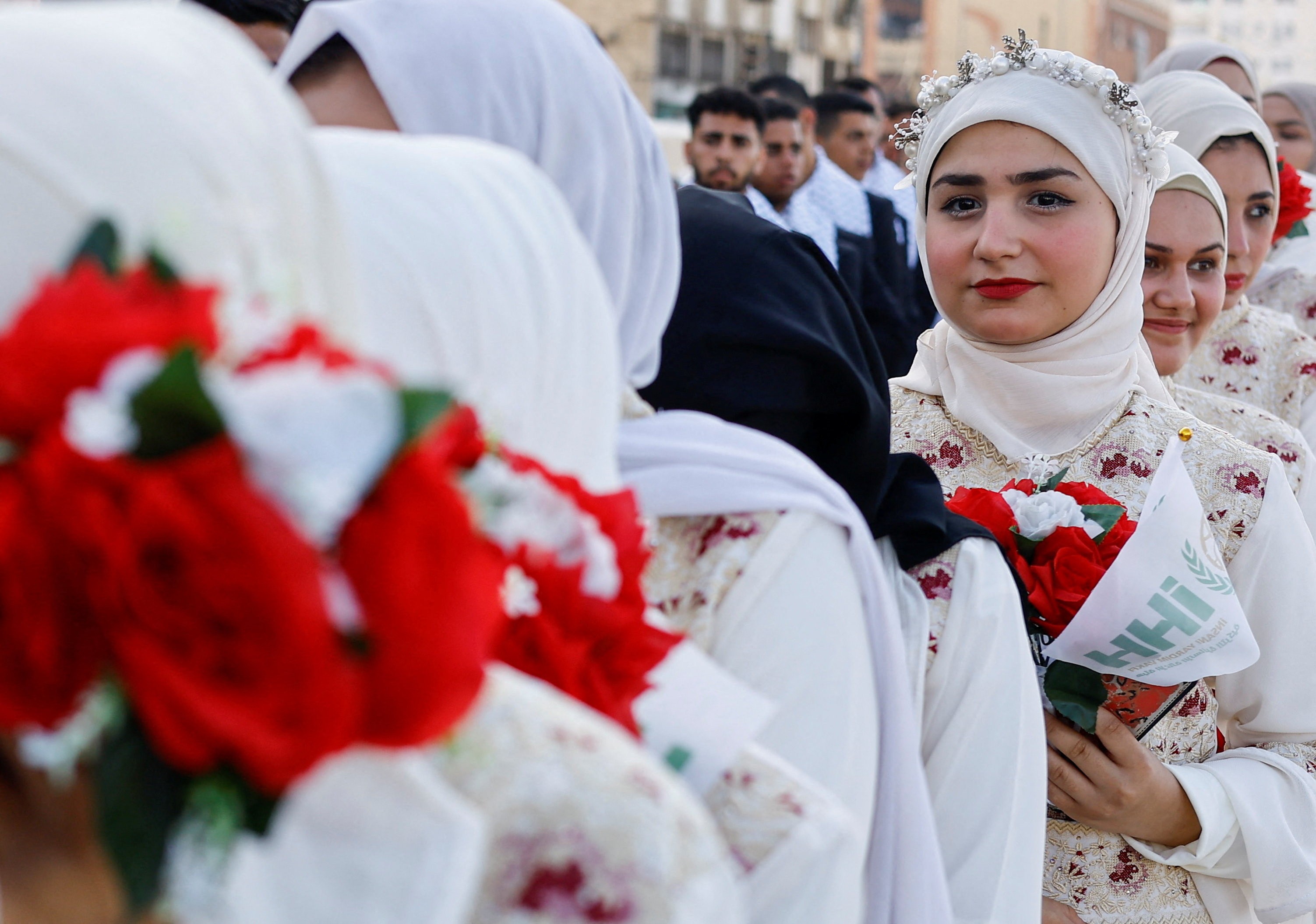 FOTOS: Em meio à guerra, Gaza realiza casamento coletivo para 50 casais 