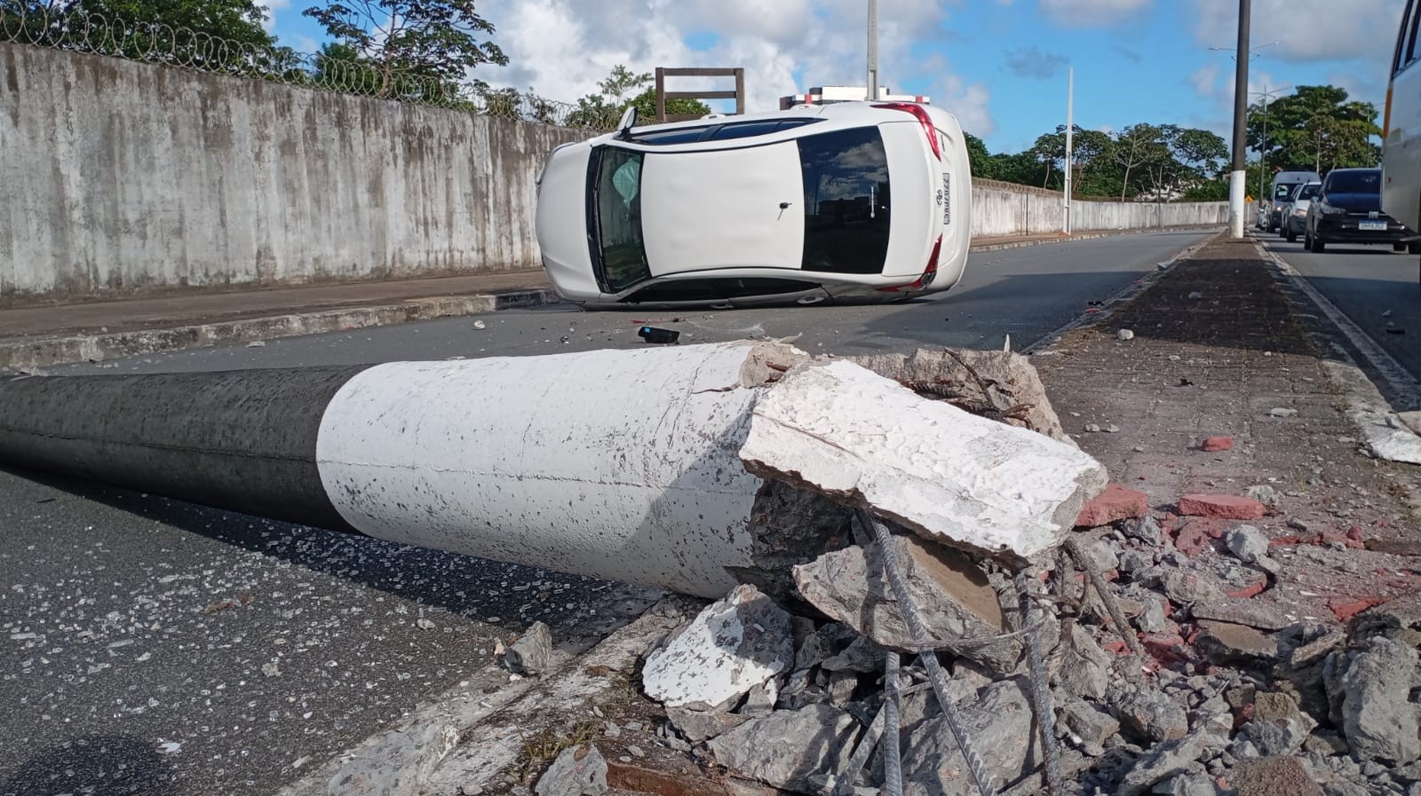 Carro capota após colidir contra poste em trecho do Eixo Quartel, em Maceió