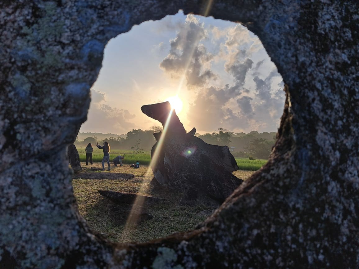 Alinhamento solar anual de inverno é visto através de rochas de sítio milenar construído por indígenas da Amazônia 