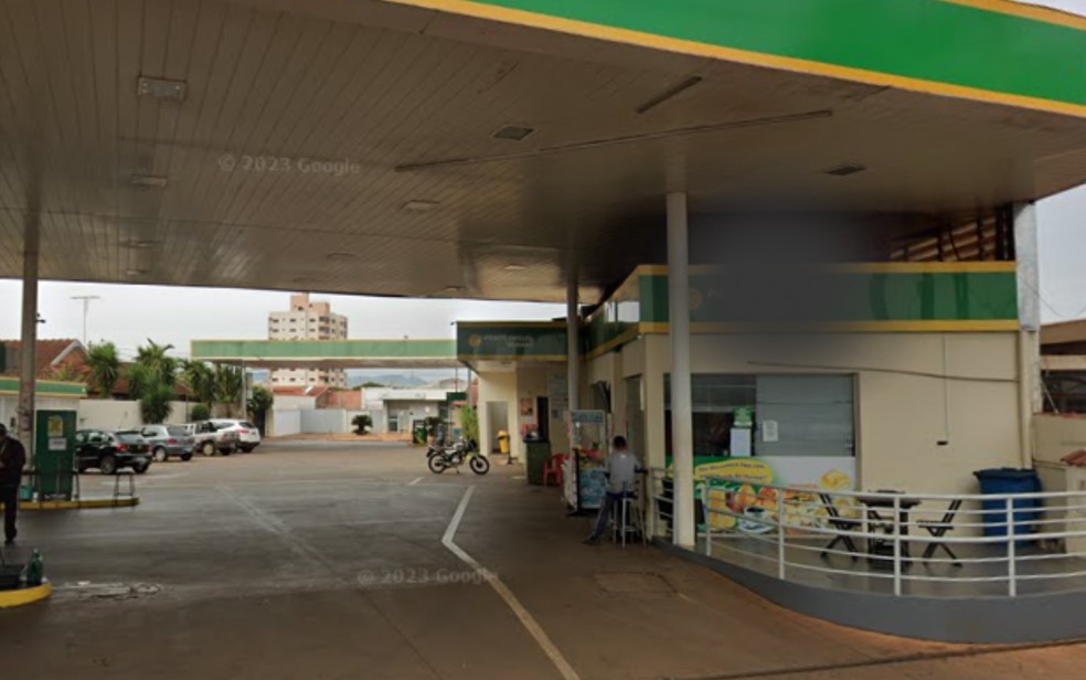 Homem atirou em pessoas que estavam próximas à loja de conveniência de posto de combustível em Jardinópolis (SP) — Foto: Google Street View