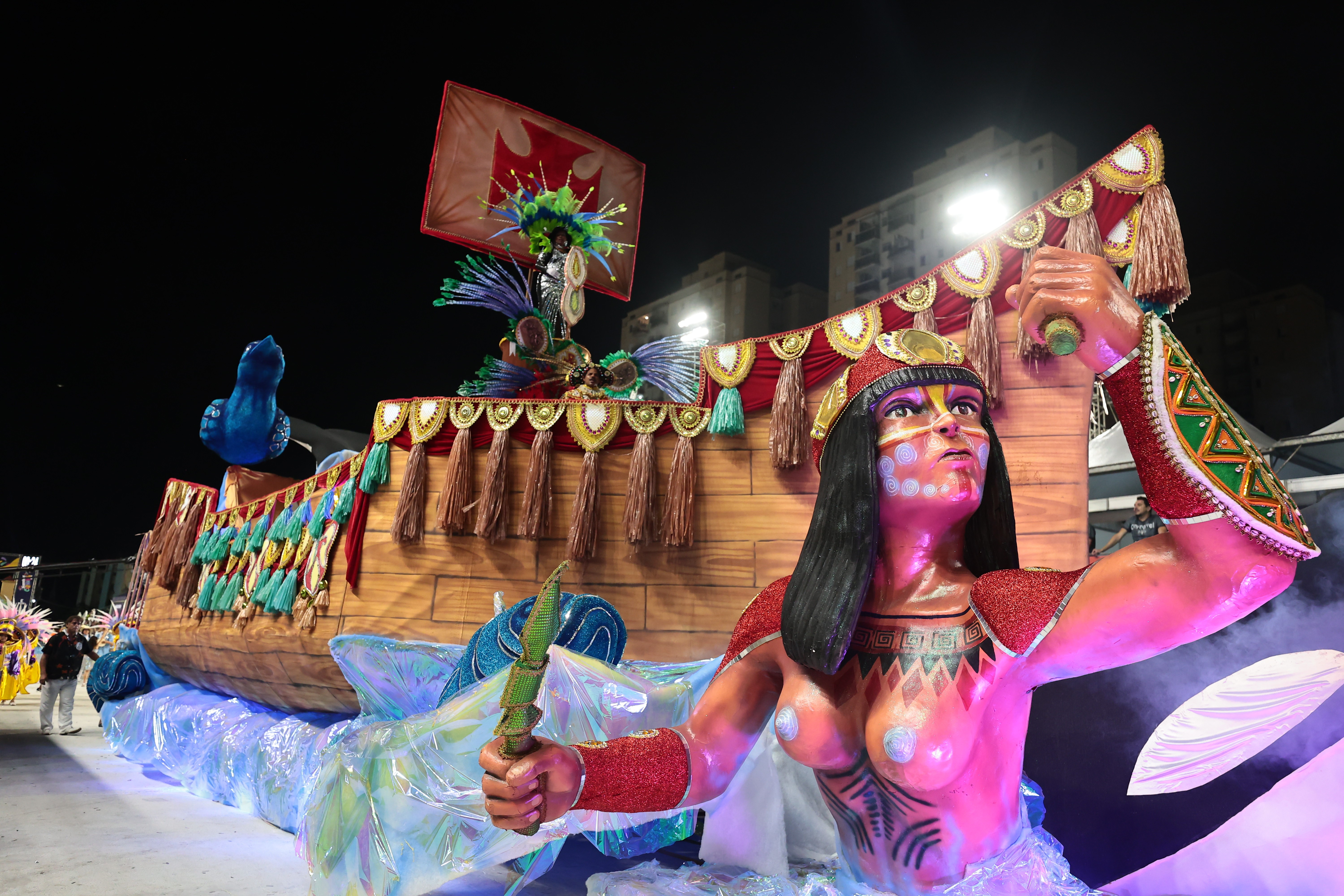 Escolas de samba de Santos, SP, encerram temporada de 2025 com homenagens à pimenta, emissora, cinema e 1ª cidade do Brasil 