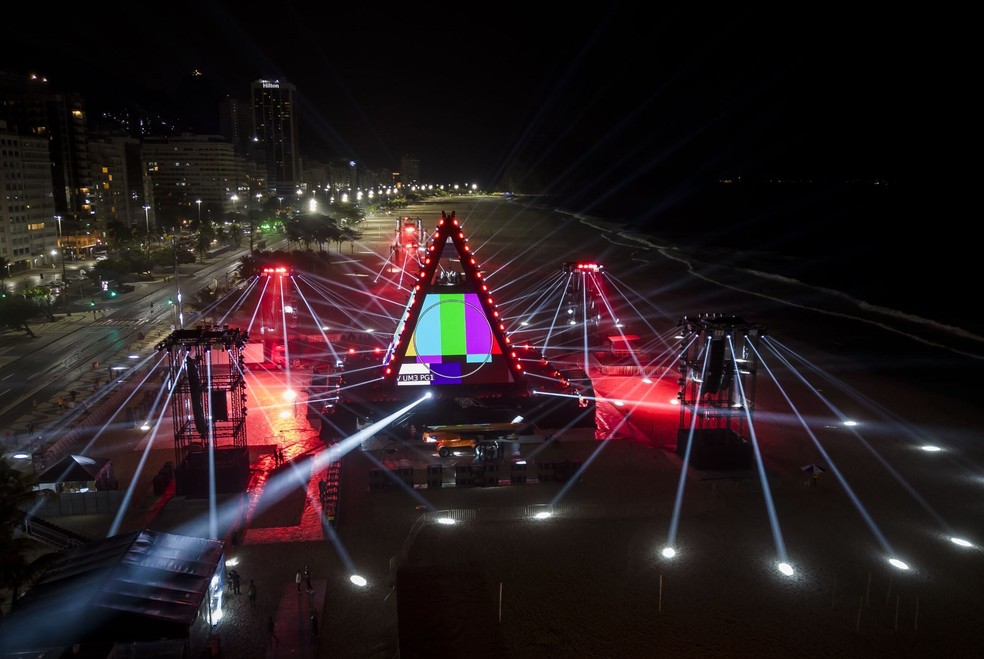 Vista do palco em formato de pirâmide durante testes de luzes — Foto: Bruna Prado/AP