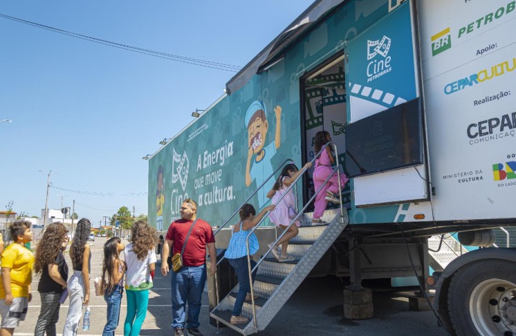 Carreta de cinema gratuita passa por quatro cidades da Bahia; veja datas