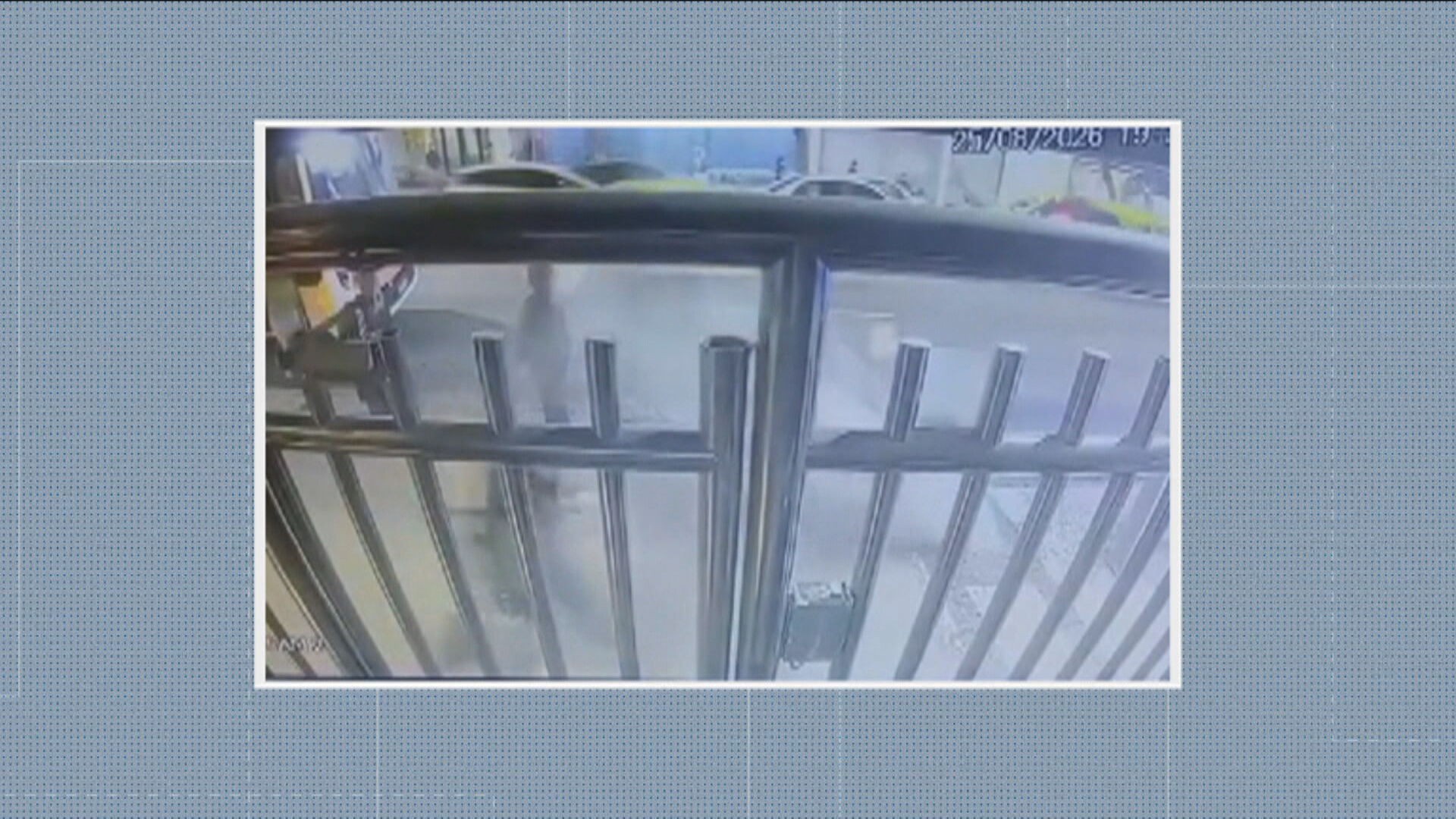 Poste desaba e fere mulher e criança em Copacabana, na Zona Sul do Rio