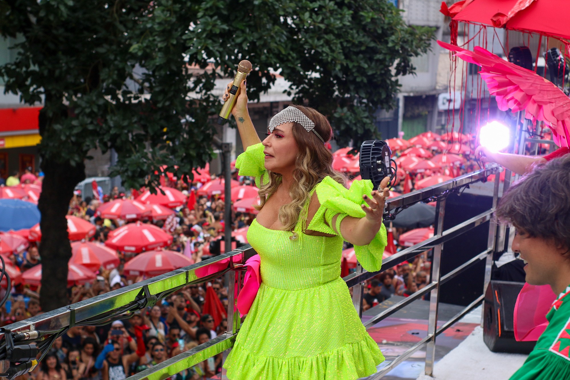 Sob chuva, Daniela Mercury encerra carnaval de rua em SP com multidão no Centro