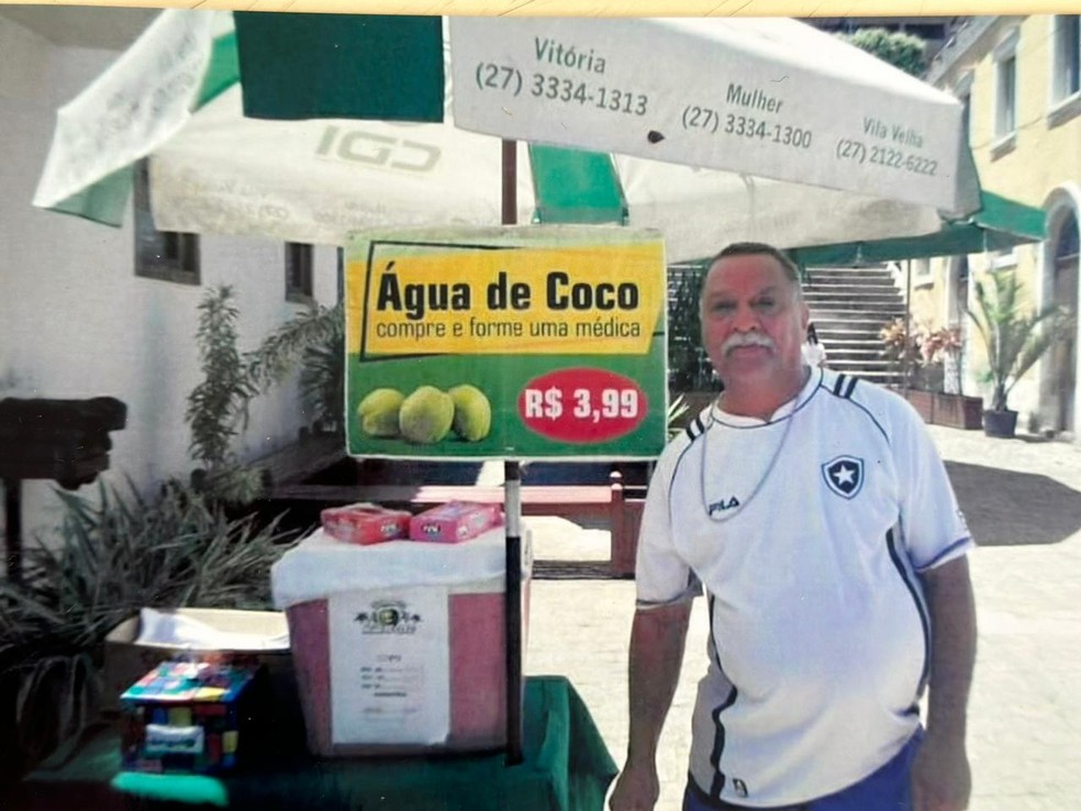 Aposentado Jorge Coutinho Felipe vendia água de coco para ajudar nos estudos da filha na Bolívia. Jovem se formou em Medicina — Foto: Arquivo pessoal