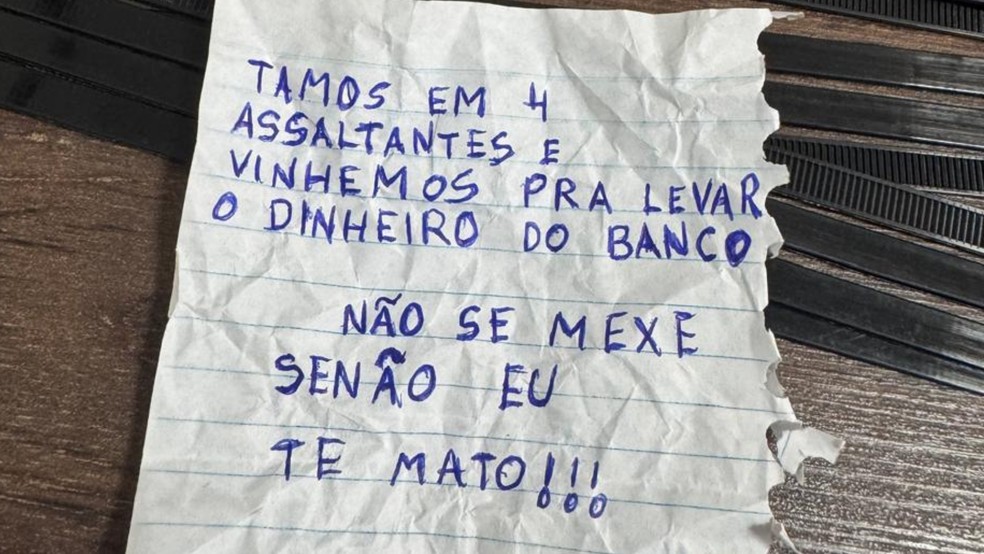 Suspeitos que fizeram refns em banco anunciaram assalto em bilhete em Votuporanga (SP)  Foto: Reproduo/TV TEM